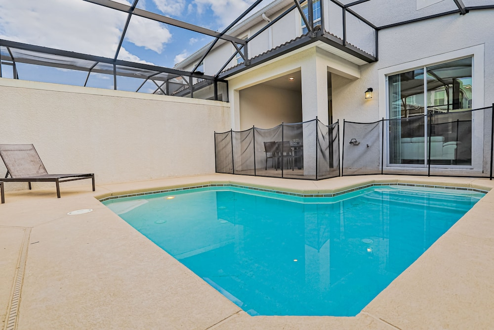 Modern Townhome With Private Pool, hot Tub, Central AC, and Private Washer/dryer