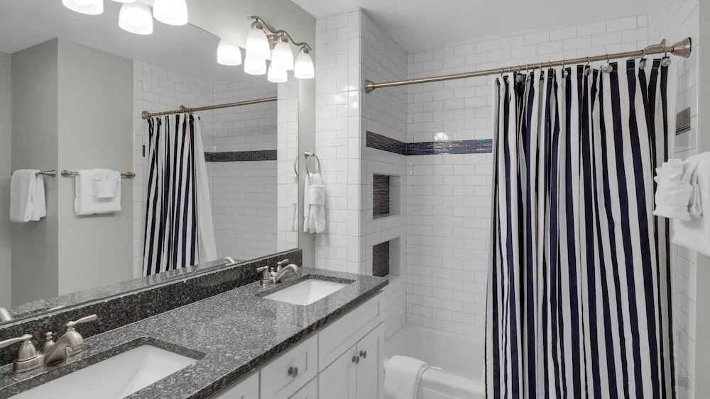 2 Minutes to Beach & Next to Pool - Free Beach Setup, Sleeps 12