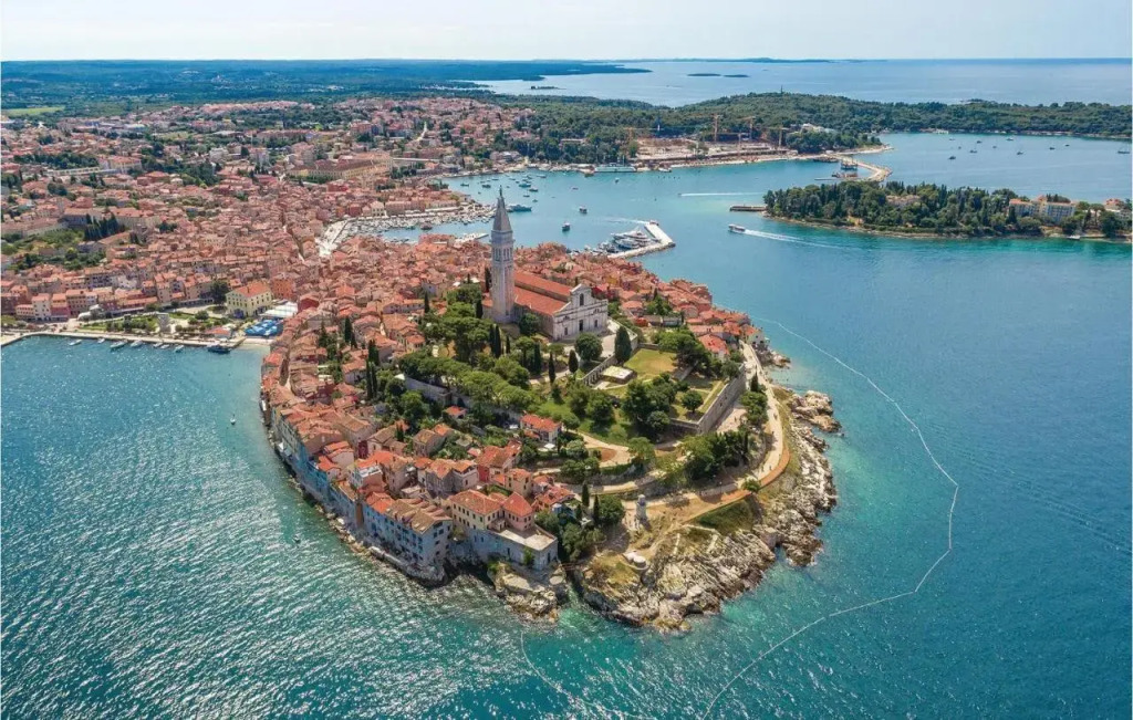 2 Bedroom Lovely Apartment in Rovinj
