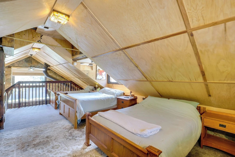 Historical Mtn-view Getaway w/ Hot Tub in Sandy