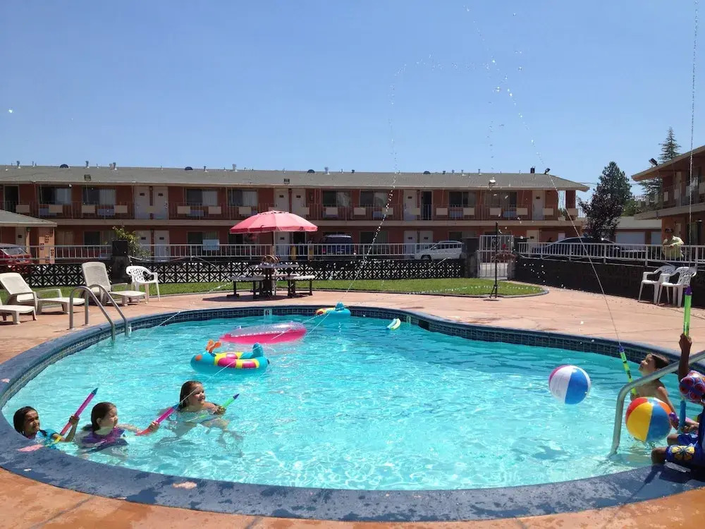 The River Inn & Suites