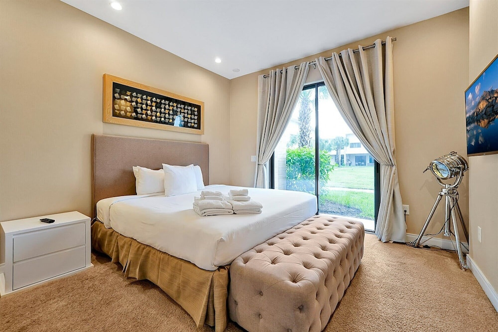 Spacious Luxury 4BR Suite Near Disney