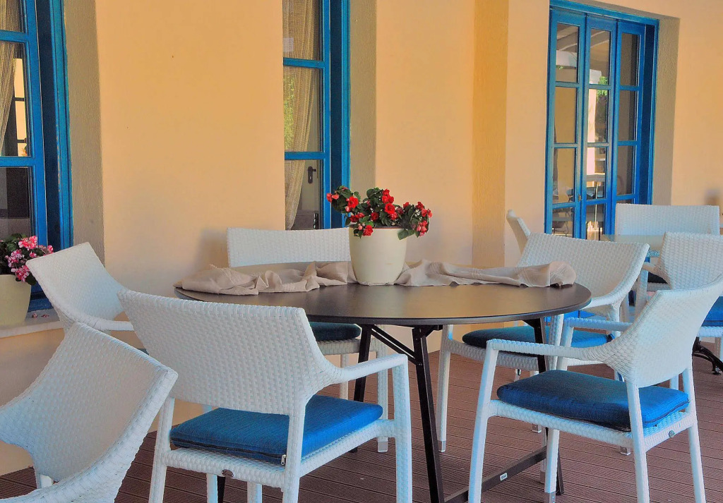 Karavostasi Beach Hotel