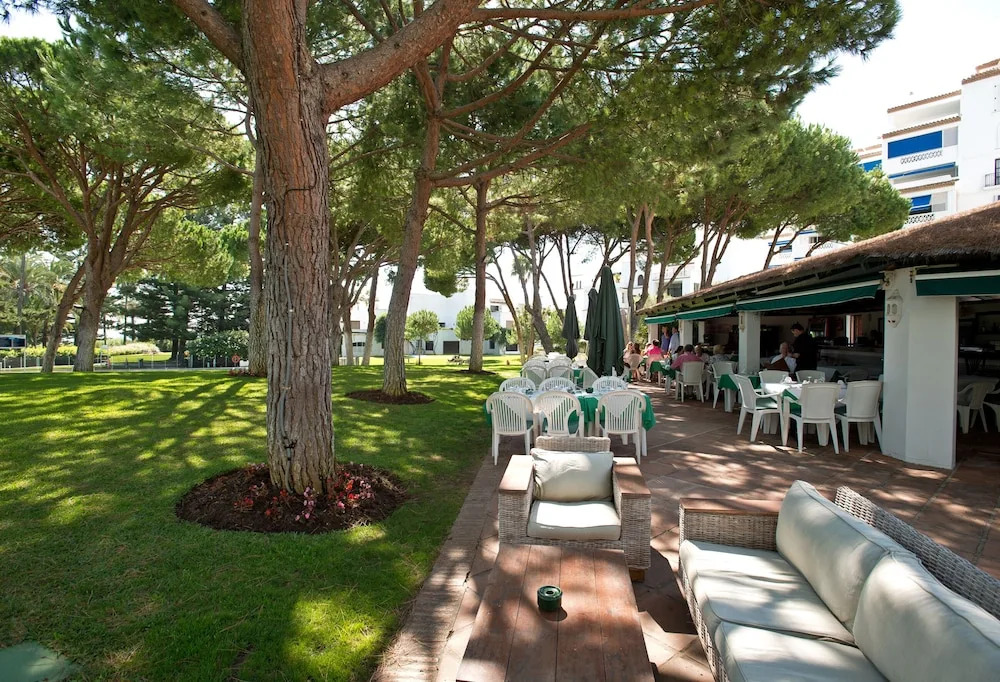 Beach Front Apt, Puerto Banus, Family Freindly, Free Wifi /parking.pools, Aircon