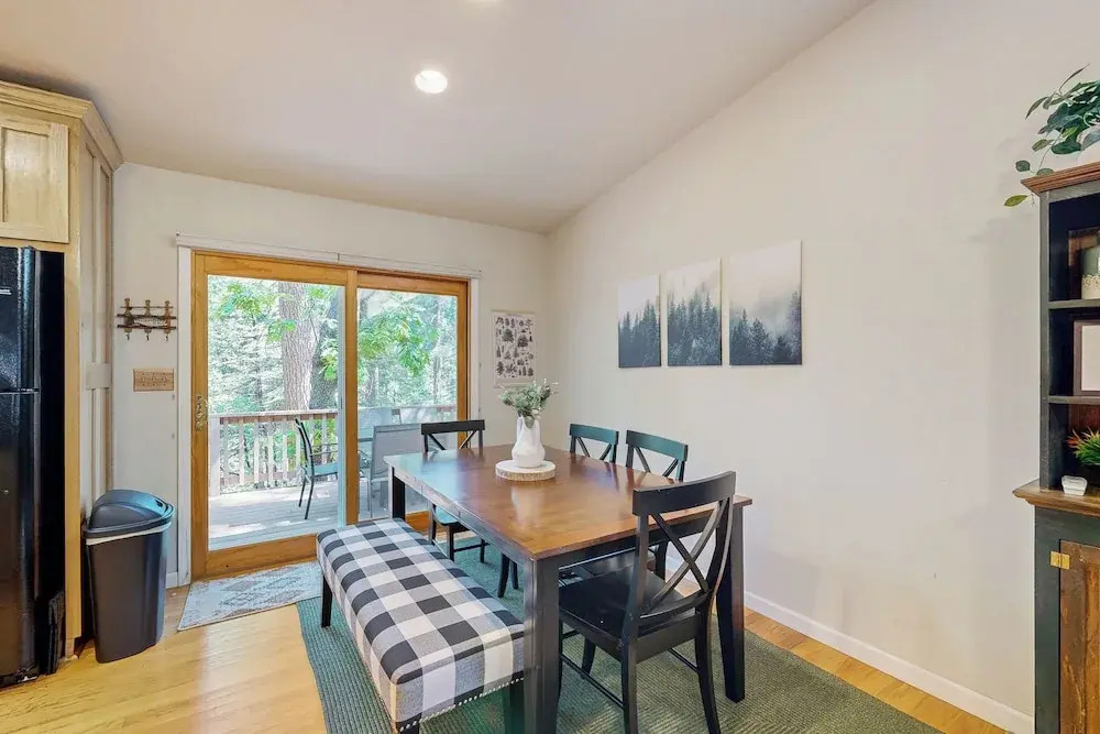 Cozy Cabin w/ Jetted Tub & Dog-friendly