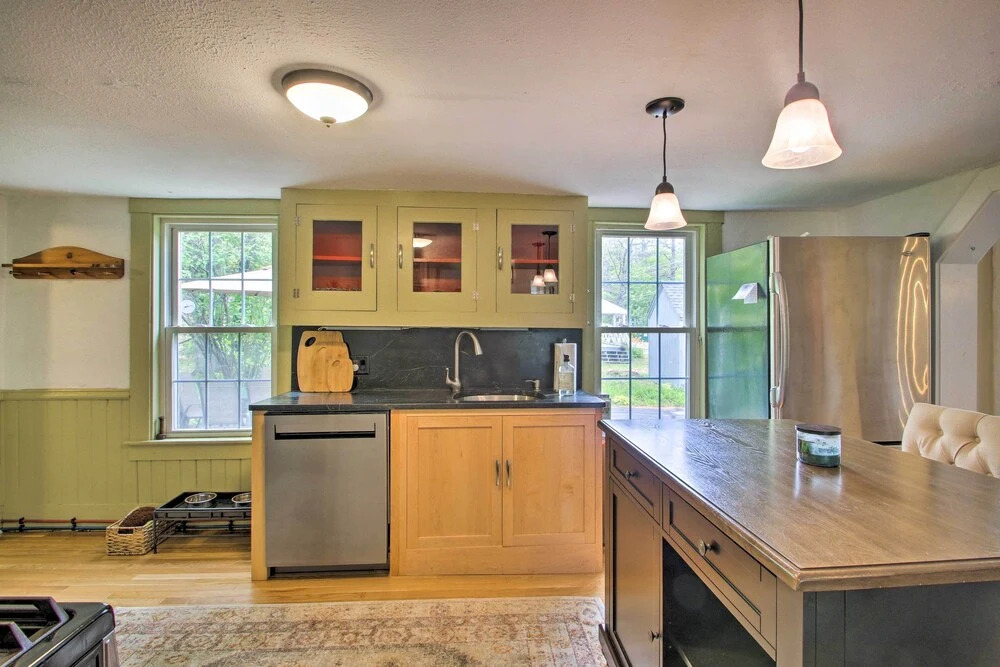 Modern Home ~ 2 Mi to Cranmore Mountain Resort!