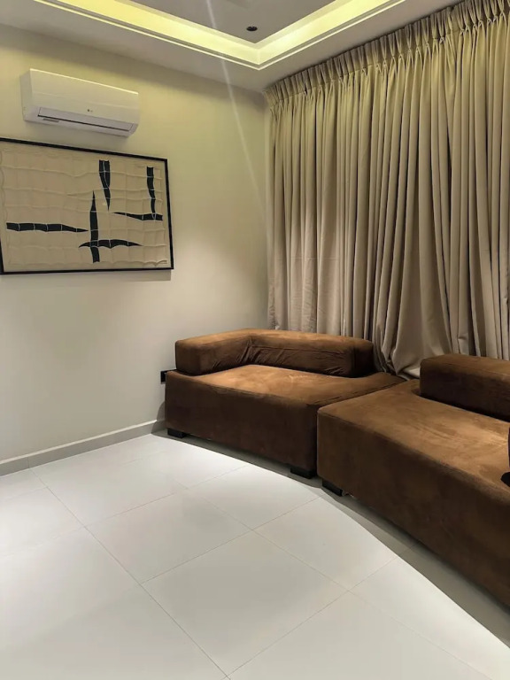 Greyfield Apartment Annex
