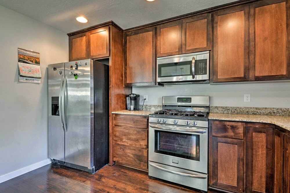 Cozy Home w/ Yard ~ 3 Mi to Downtown Medford!