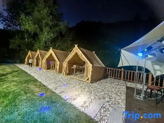 Wuling Mountain's Shouyuzirangjingba Guesthouse