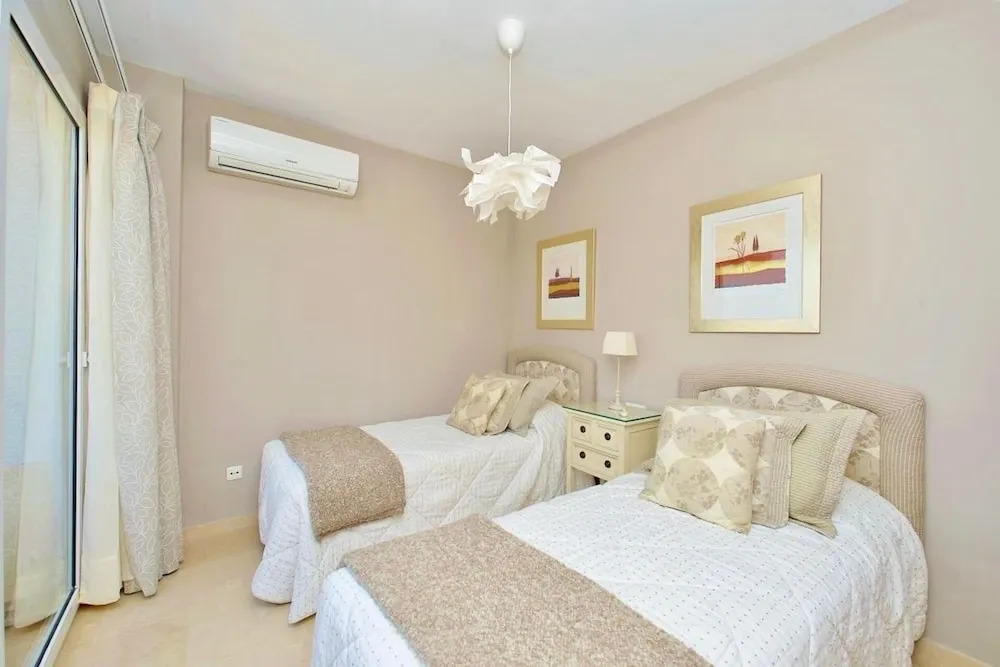 3 Bed House - Sleeps 6 - Pool - Garden - Parking