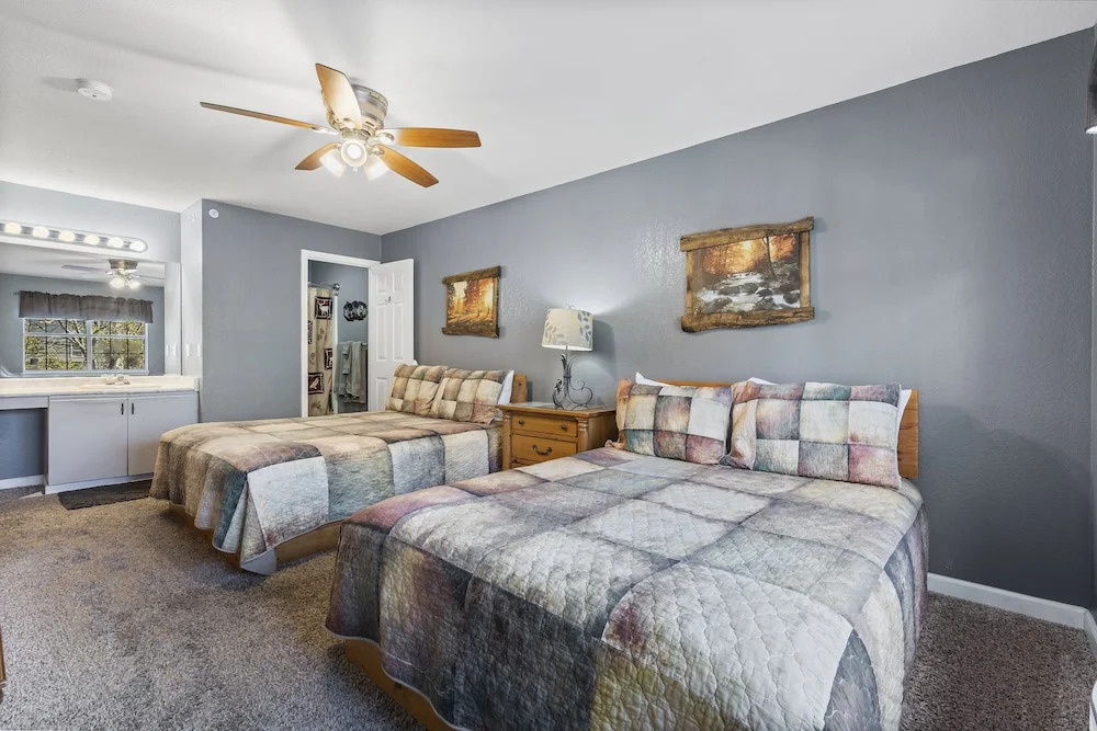 Penthouse Lodge - In Heart of Ozarks!