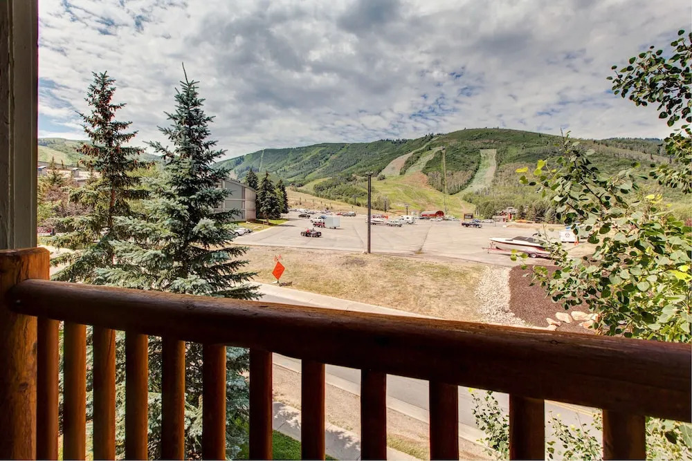 1491 Woodside Avenue Condo Unit 303A - 1 Br condo by RedAwning