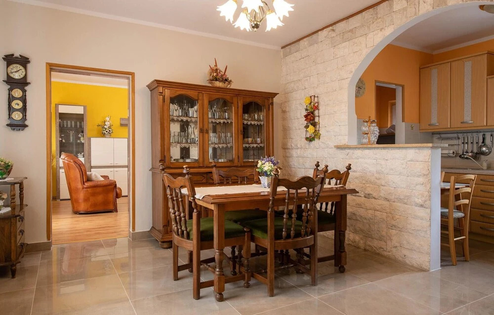 Amazing Home in Sumber With Wifi and 4 Bedrooms