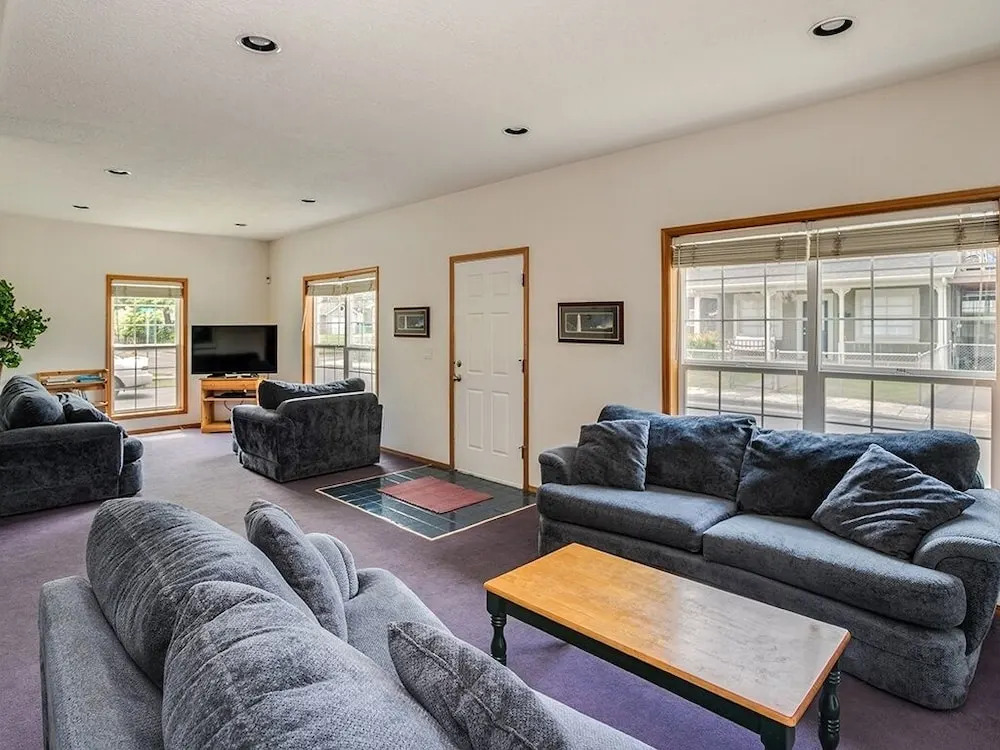 Gateway Inn 6 Bedroom Home