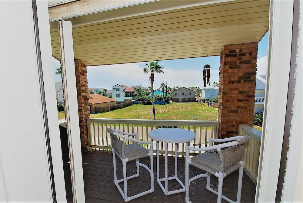 112 E. Cora Lee Townhouse 3 Bedrooms 3 Bathrooms Townhouse