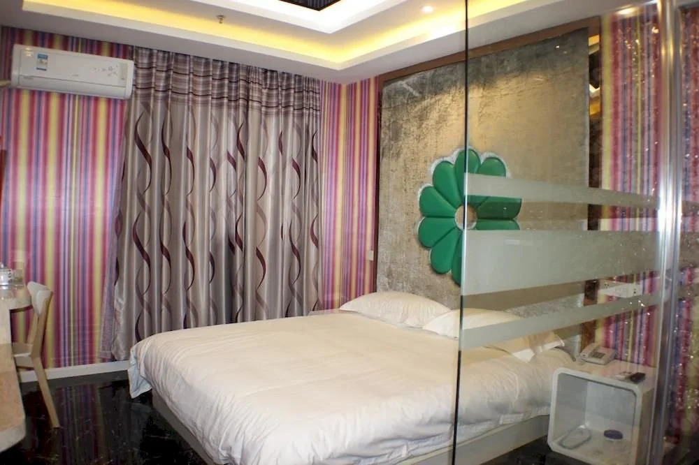 Passerby Fashion Theme Hotel