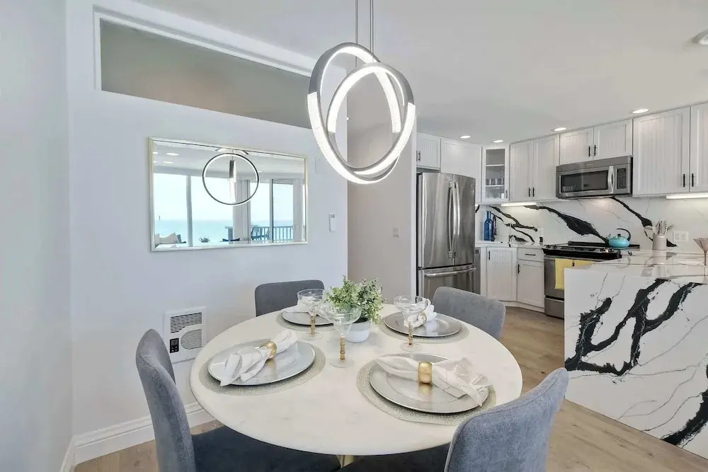 Solana Sunset Stunning Beachside Retreat for 4!