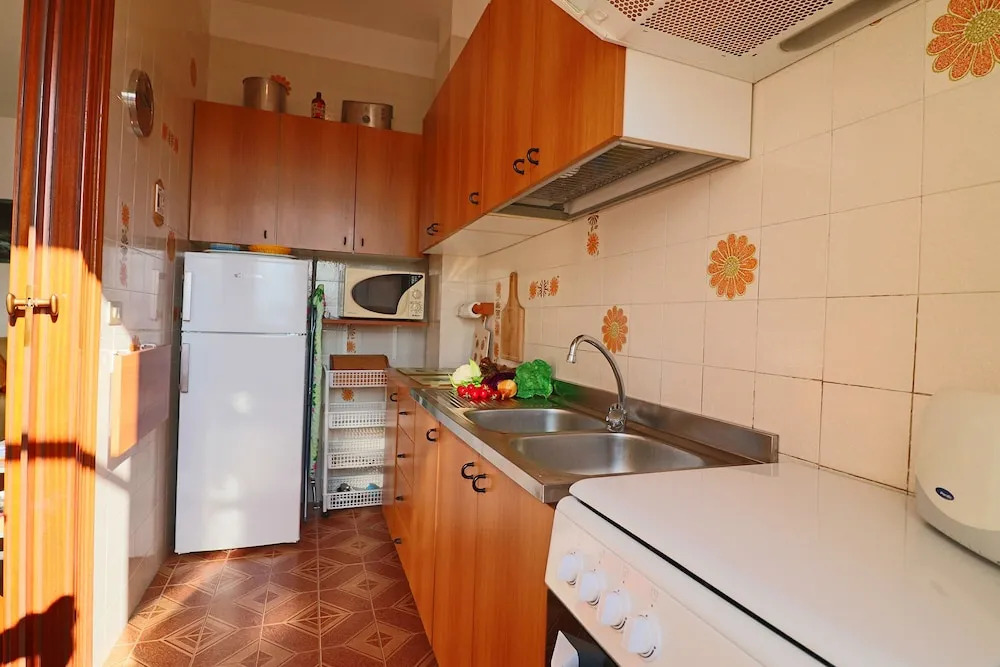 Central Apartment On The Beach With Balcony, Wi-fi Air Conditioning Parking