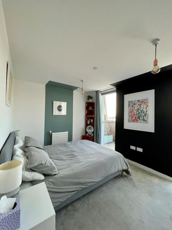 Elegant Chic Living Vibrant London Area