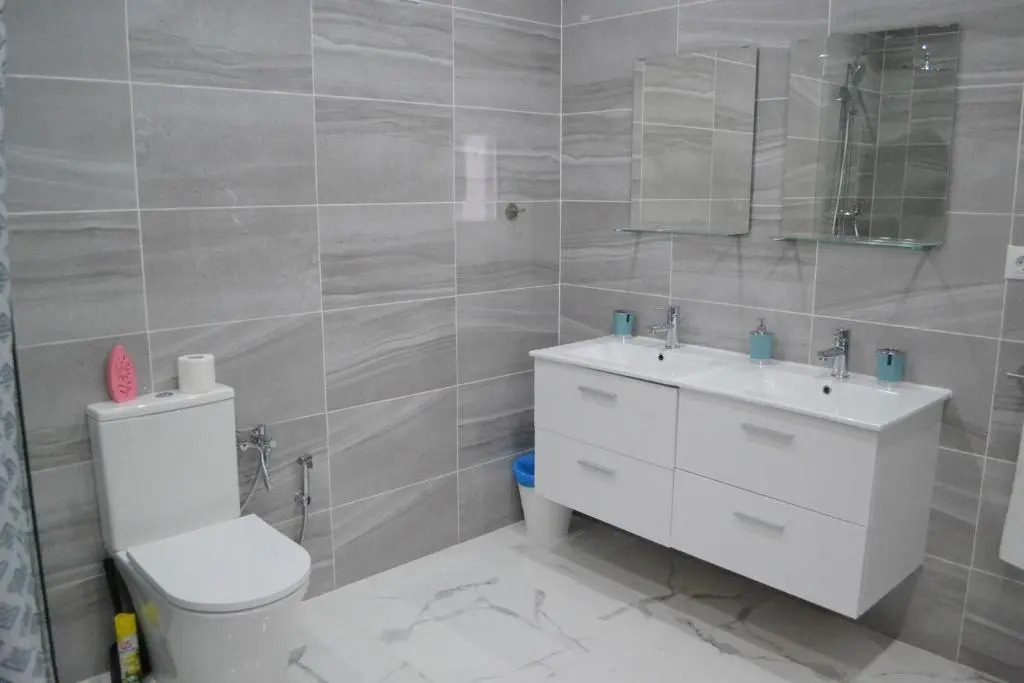 Impressive 1 bed Apartment With a Stunning Bathroom and Terrace Cb4ev