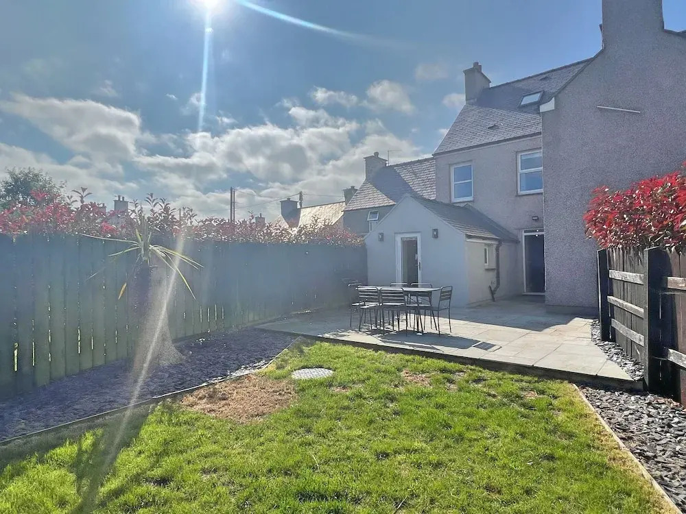 Charming 3 Bed Townhouse Near Llanddwyn Beach