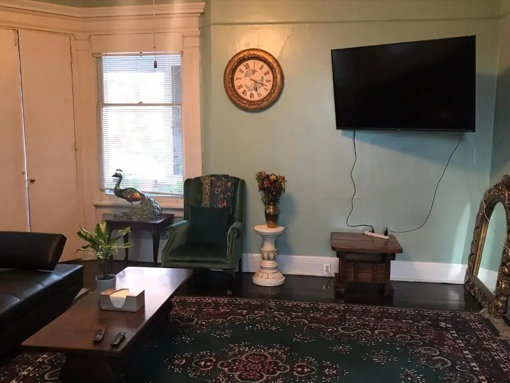 5 Star Victorian Mansion-Downtown No Locals