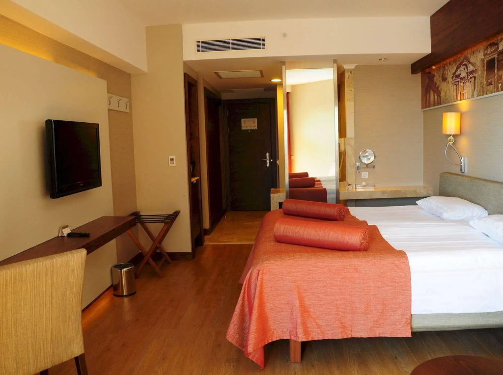 Commodore Elite Suites & Spa