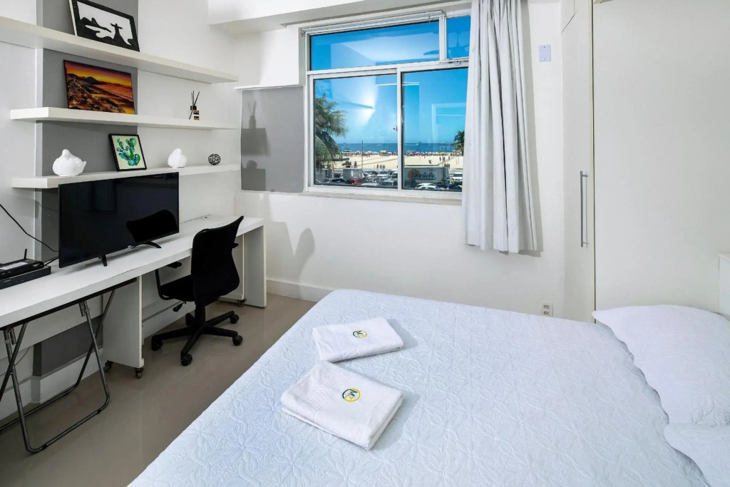 Studio na Avenida Atlantica com vista frontal para a praia do Leme para ate 2 pessoas