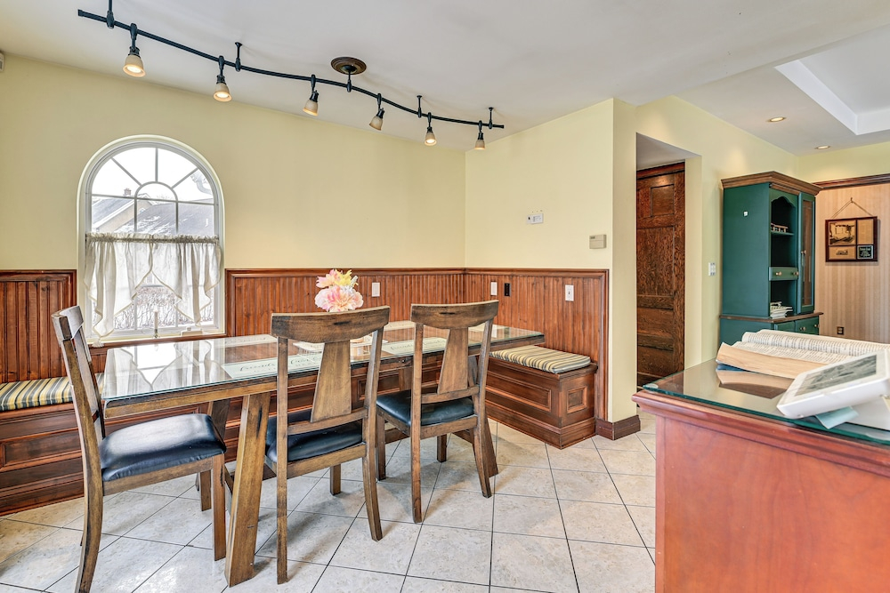 2 Mi to Dtwn Schenectady! Spacious Retreat