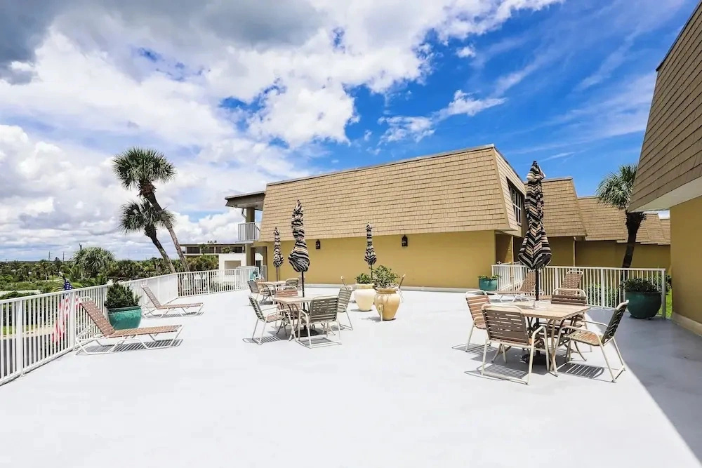 Ocean View Condo w/ Direct Beach Access & Shared Swimming Pool/tennis