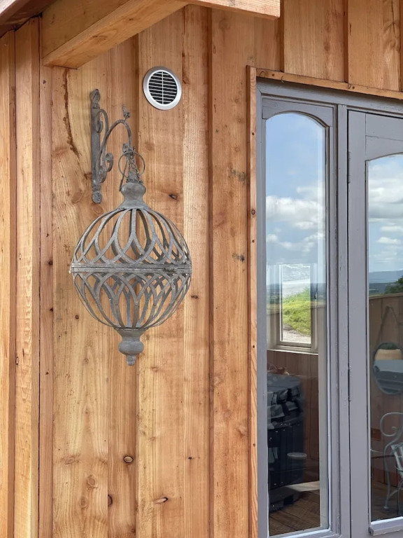 Cosy Lodge With Private Hot Tub in Tottergill Farm