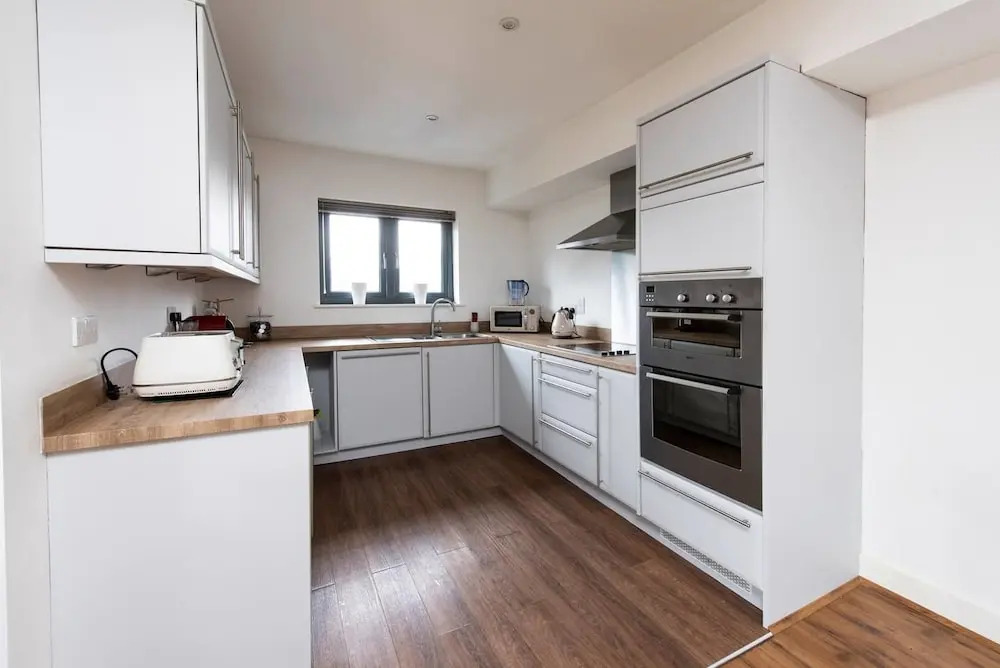 Stylish And Artistic Open Plan Flat In Wdidsbury