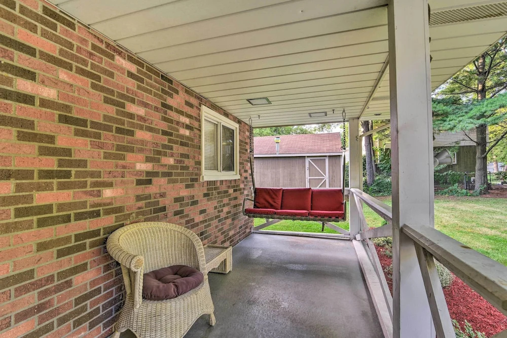 Pet-friendly Taylor Home w/ Backyard Oasis!