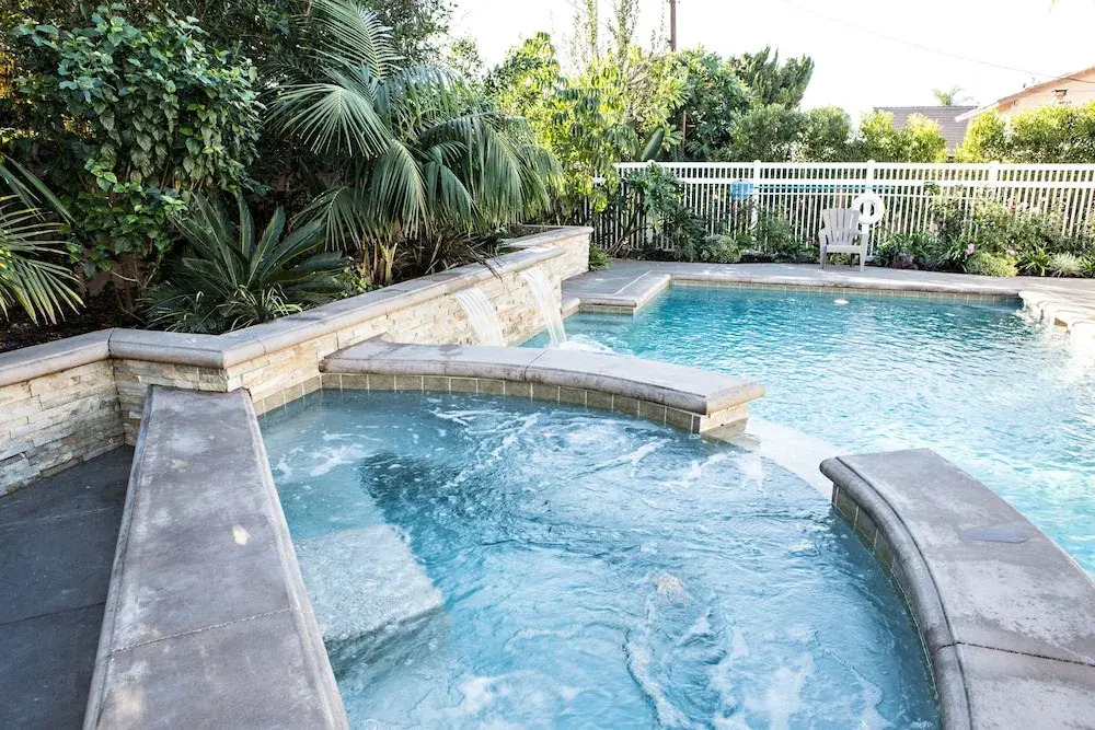 Sensational 6 Bedroom 4 Bathroom Pool Home (3 Master Bedrooms W/bathrooms)