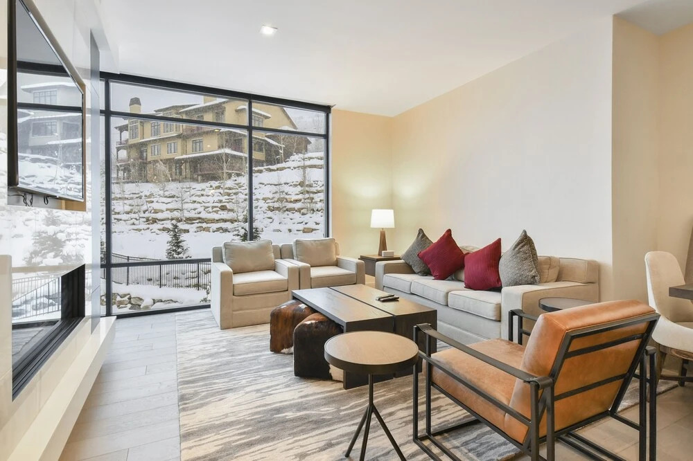 2 Bedroom Lift - Modern & Ski-in, Ski-out Condo by Redawning