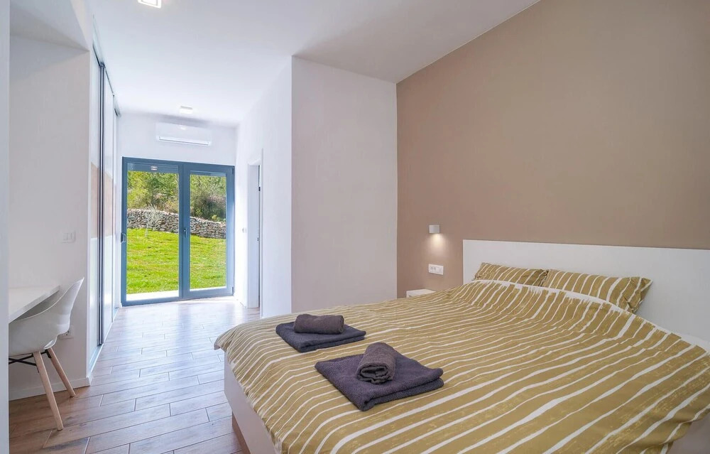 Beautiful Home in Stomorska With 4 Bedrooms, Wifi and Outdoor Swimming Pool