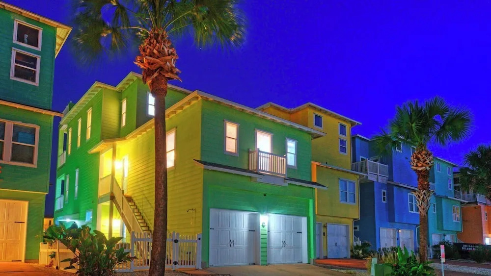 Walk to the Beach Ocean Views, Balcony Dining & Open Living Beachview 54 by Avantstay