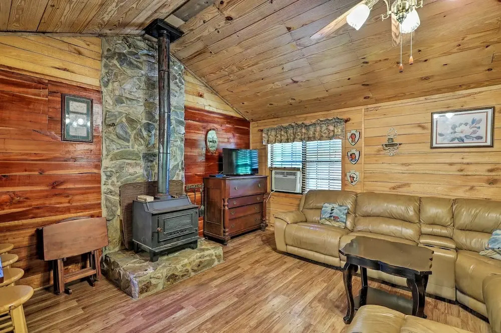 Secluded Cabin w/ Pond ~ 37 Mi to Gulf Coast!