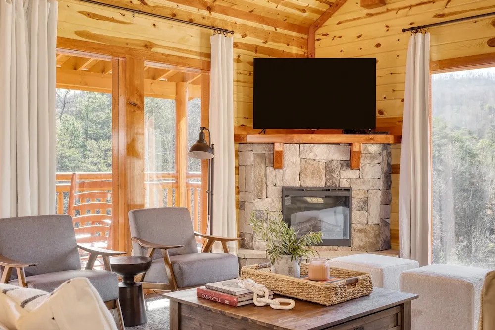 Elm by Avantstay Mountain Side Cabin w/ Movie Theatre, Indoor Pool, Hot Tub & Views