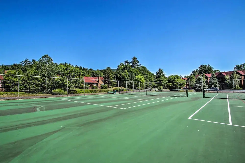 Resort Condo w/ Lake + Pool ~ 5 Mi to Flume Gorge!