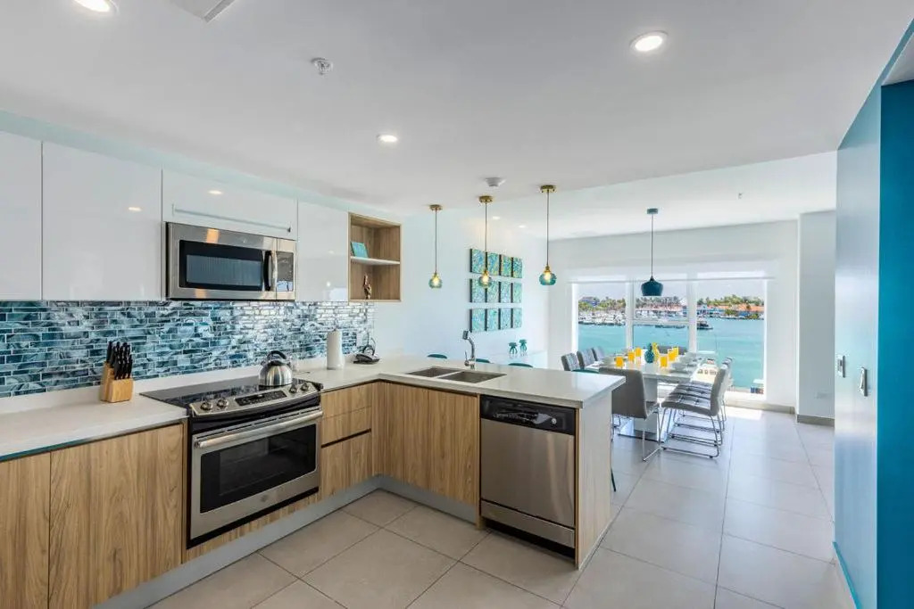 HH-2BS317 - Magnificent Corner Unit with all the Views