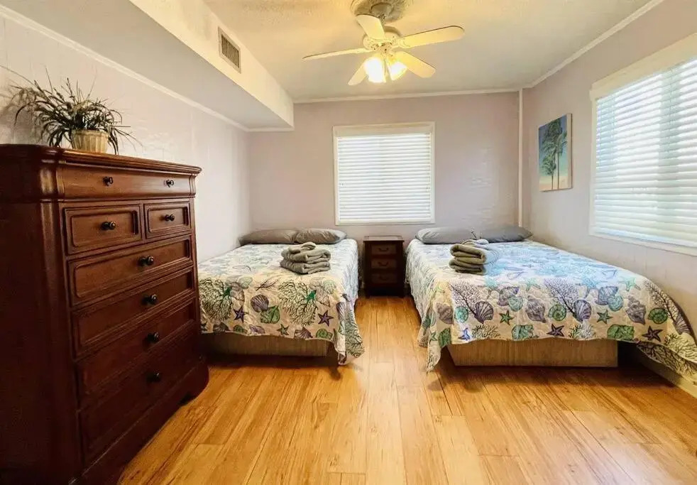 *OCEANFRONT HOUSE ON THE SAND*2 Kings*4br, 4ba*Private Hot Tub*SLEEP 12*PGP1