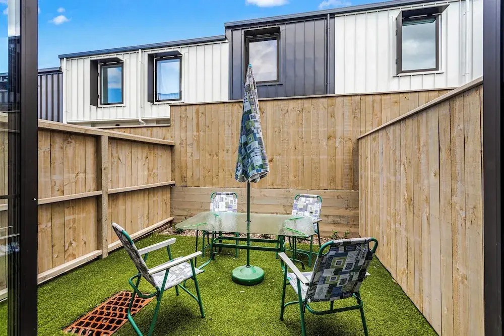 Fresh Grey Lynn 2BR unit w/ Patio by Zodiak Stays