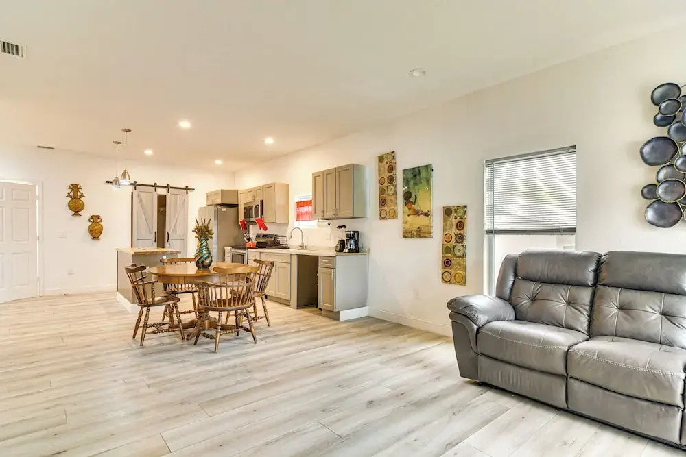 Close to Attractions: Tampa Retreat w/ Yard!