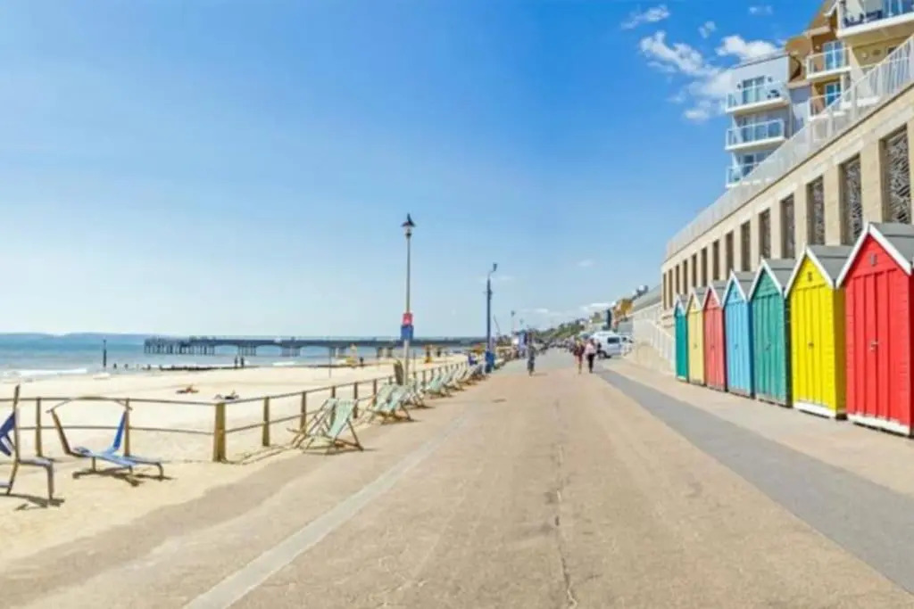 Bournemouth secluded cottage 10mins walk to beach