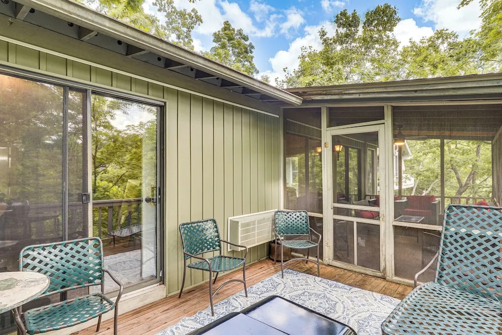 2 Decks & Pool Access: Osage Beach Retreat