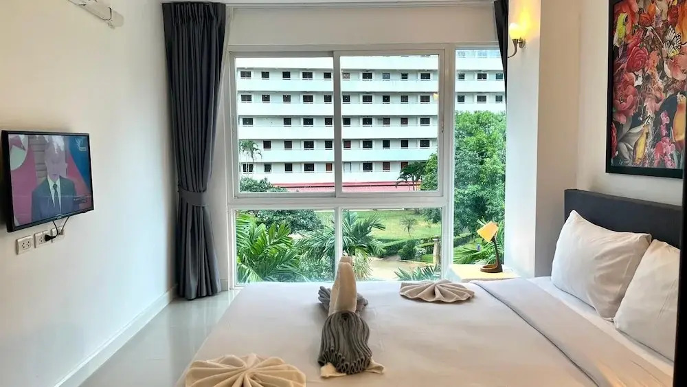 6-30 - 1 Bdr Condo With Balcony and Shared Pool