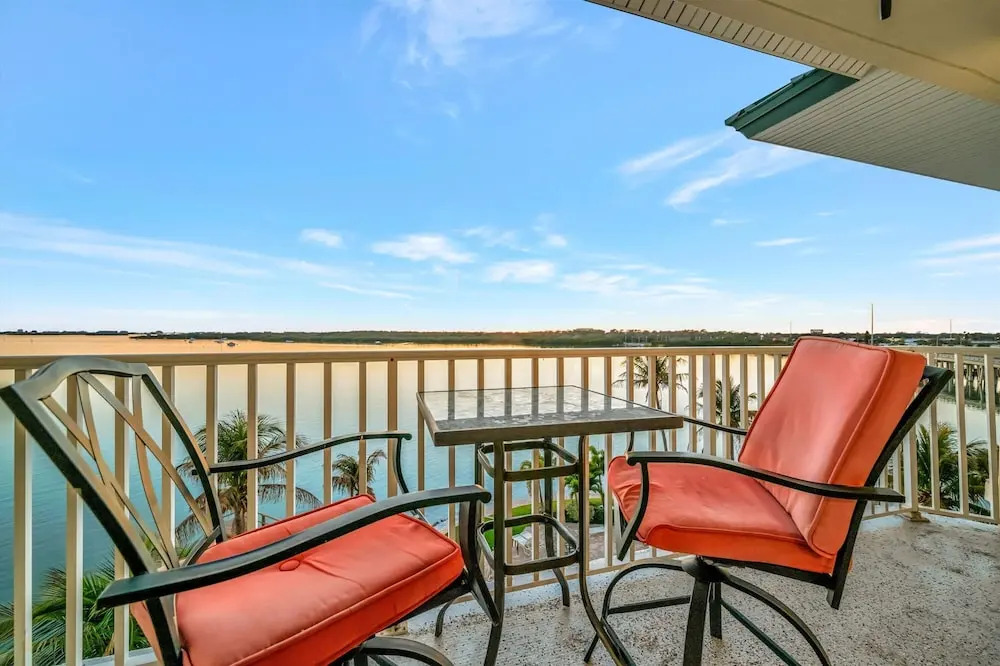 Sunsets Waterview Balcony Queen Bed Heated Pool