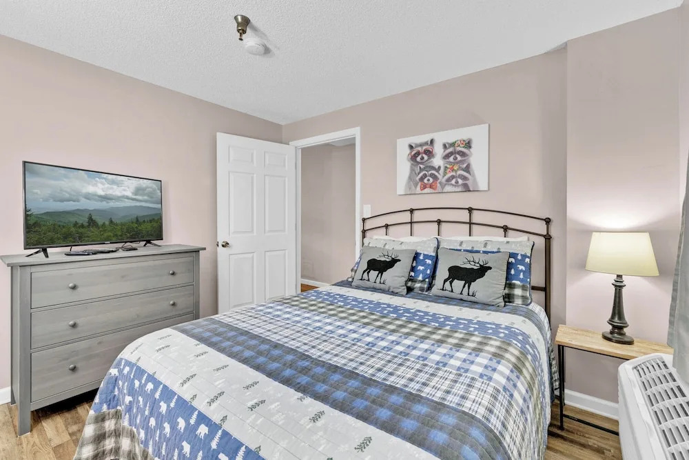 Trendy 2 BDR Condo w/ Pool + Hot Tub Near Downtown