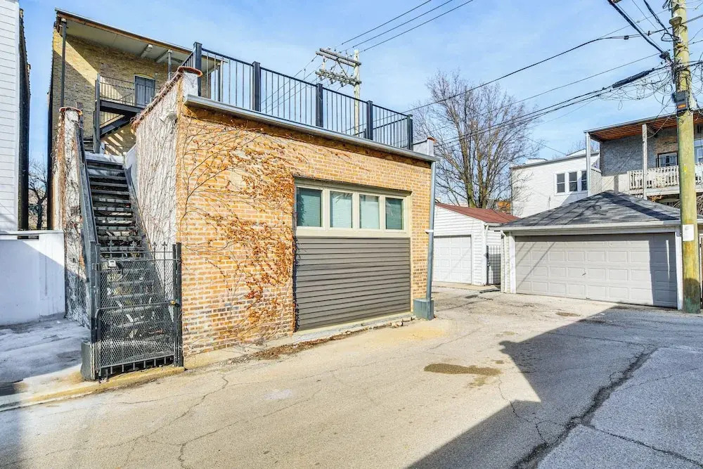 Walk to Blue Line: Sleek Apartment in Bucktown!